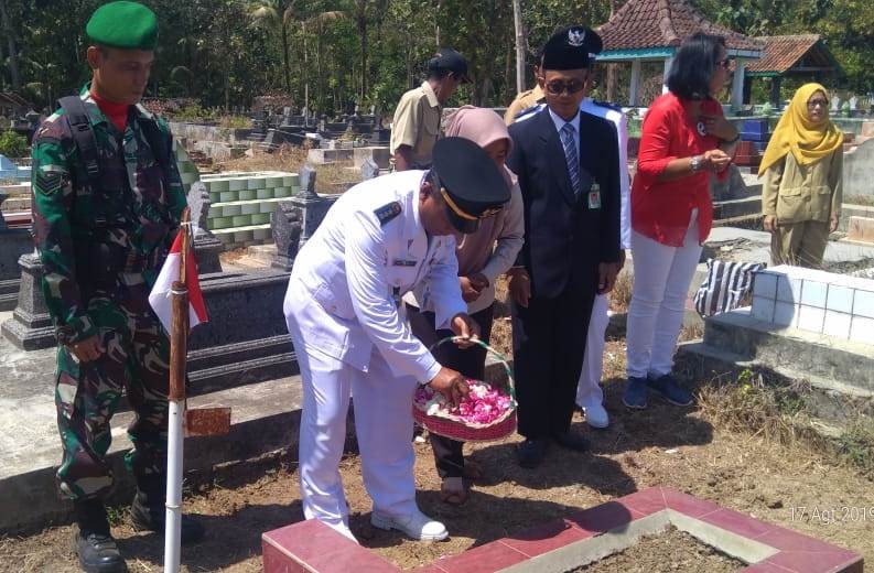 Upacara Tabur Bunga di Makam Soeparmo di Desa Jenar Wetan Kecamatan Purwodadi