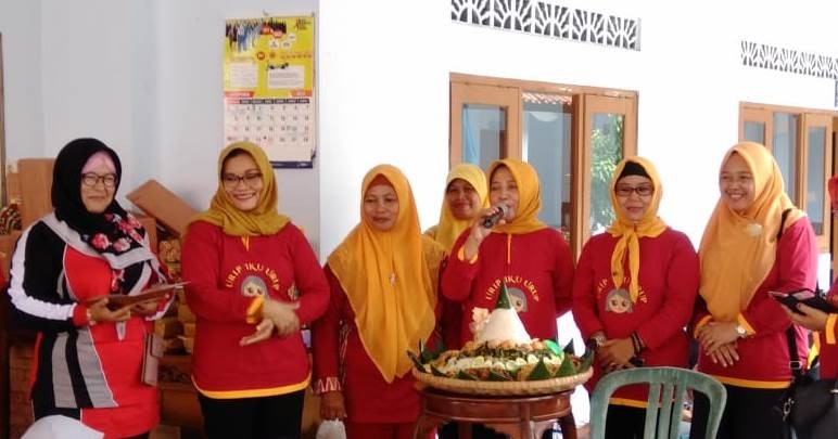 Acara Pemotongan Tumpeng Dalam Rangka Peringatan HUT Dharma Wanita Persatuan Ke-20, Hari Ibu Ke-91 dan Peringatan Hari Bela Negara Ke-71 Tingkat Kecamatan Purwodadi