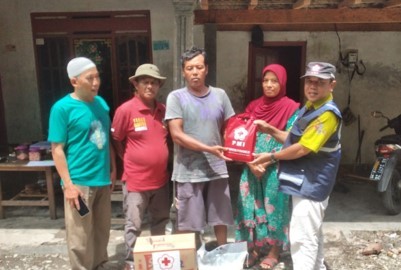 Pemberian Bantuan dari PMI Kabupaten Purworejo Kepada Warga Terdampak Musibah di Desa Jatimalang Kecamatan Purwodadi