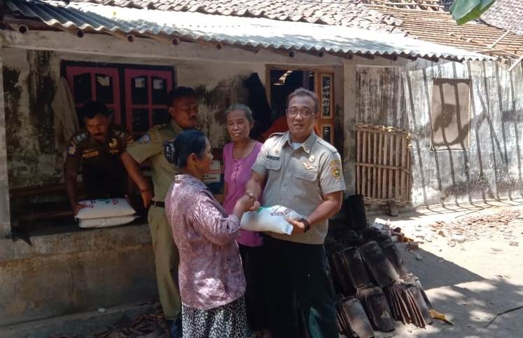 Penyerahan Bantuan Logistik dari BPBD Kabupaten Purworejo untuk Korban Tertimpa Pohon Kelapa di Desa Jenar Wetan