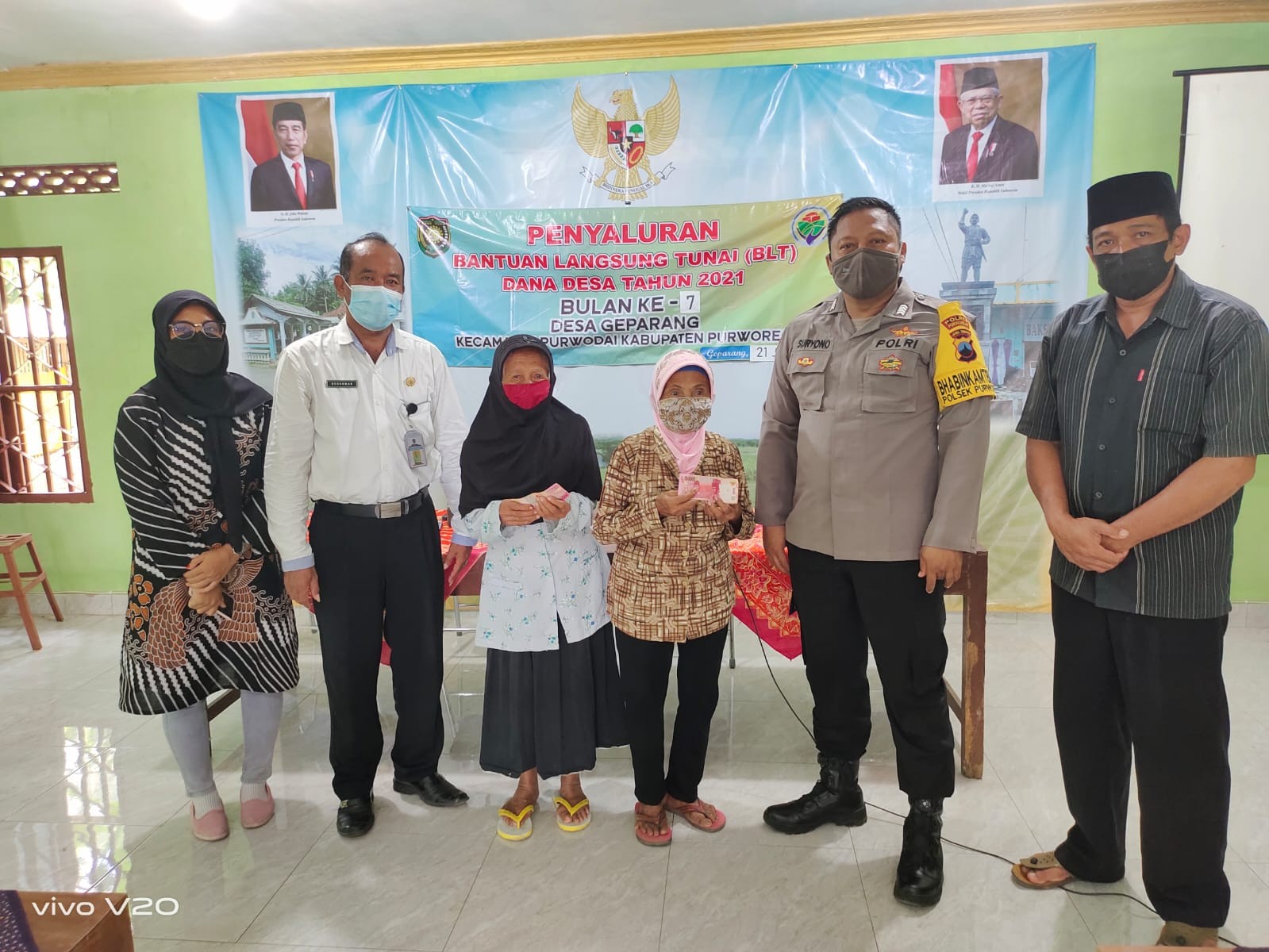 Penyaluran BLT DD Bulan VII Tahun 2021 di Balai Desa Geparang Kecamatan Purwodadi