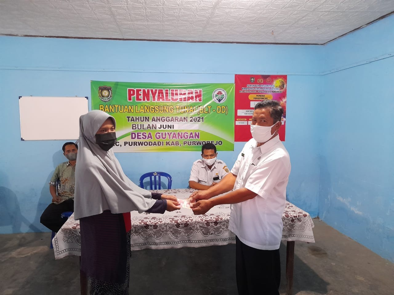 Penyaluran BLT DD Bulan VI Tahun 2021 di Balai Desa Guyangan Kecamatan Purwodadi