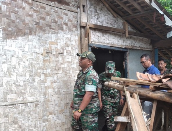 Dandim 0708 Purworejo  Melakukan Monitoring Musibah Rumah Rusak di Desa Jenarwetan Kecamatan Purwodadi