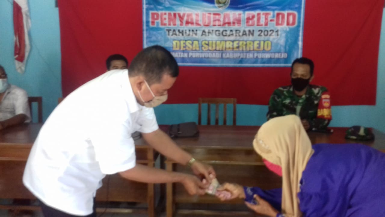 Penyaluran BLT DD Bulan VI Tahun 2021 di Balai Desa Sumberrejo Kecamatan Purwodadi