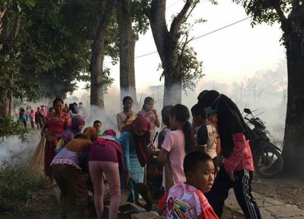 Kegiatan Kerja Bakti KKN Universitas Gadjah Mada di Dusun Krajan Nampurejo Purwodadi