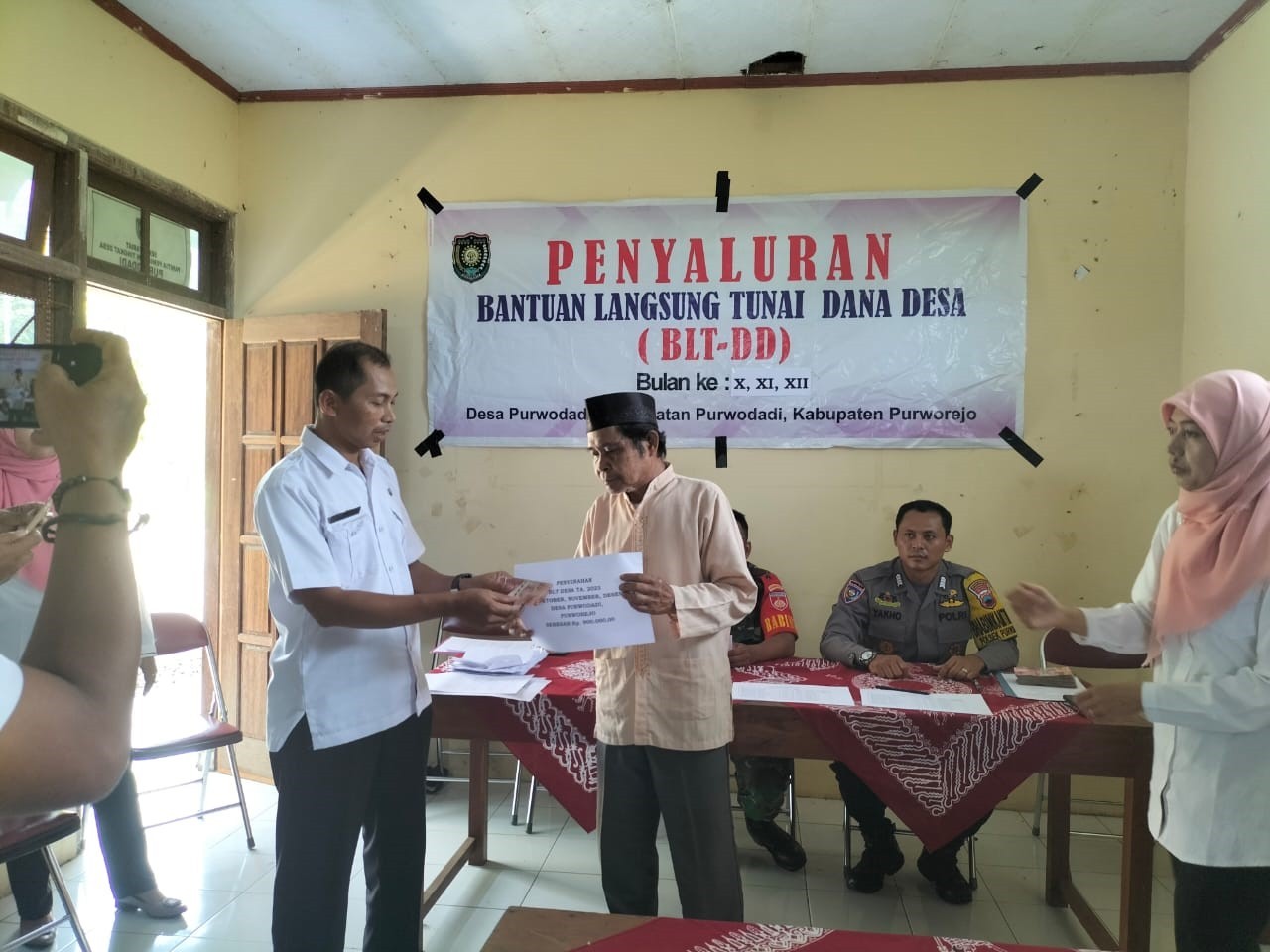 Penyaluran BLT DD Triwulan IV Tahun Anggaran 2023 di Desa Purwodadi Kecamatan Purwodadi