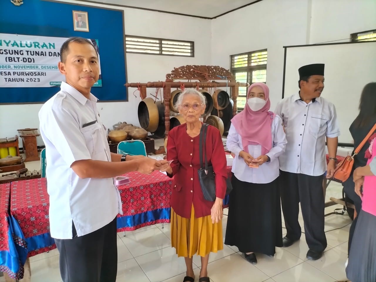 Penyaluran BLT DD Triwulan IV Tahun Anggaran 2023 di Desa Purwosari Kecamatan Purwodadi