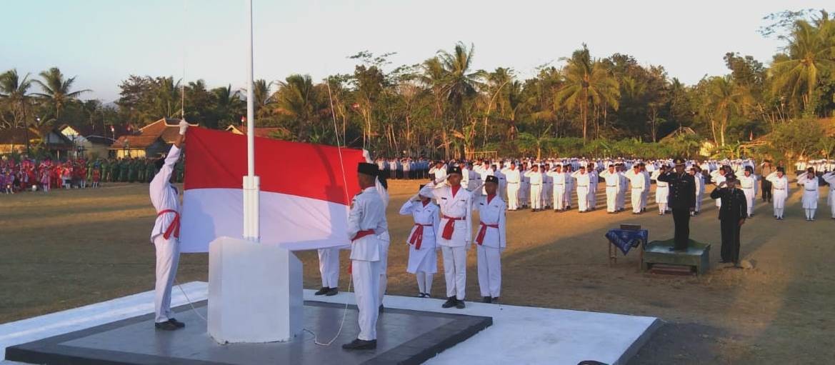 Upacara Penurunan Bendera HUT Ke-74 Kemerdekaan Republik Indonesia Tahun 2019 di Lapangan Kecamatan Purwodadi