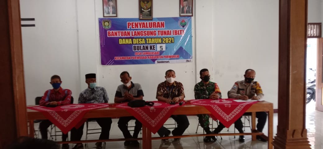 Penyaluran BLT DD Bulan V Tahun 2021 di Balai Desa Sumbersari Kecamatan Purwodadi 