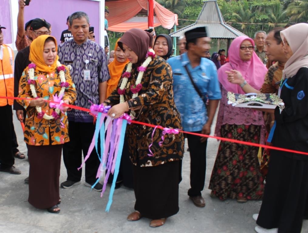 Pemotongan Pita Dalam Rangka Peresmian Kantin Sehat di Desa Jogoboyo Kecamatan Purwodadi