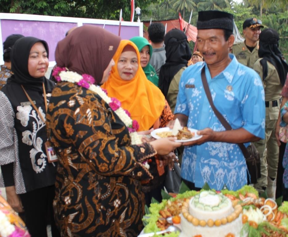 Acara Pemotongan Tumpeng Dalam Rangka Peresmian Kantin Sehat Desa Jogoboyo