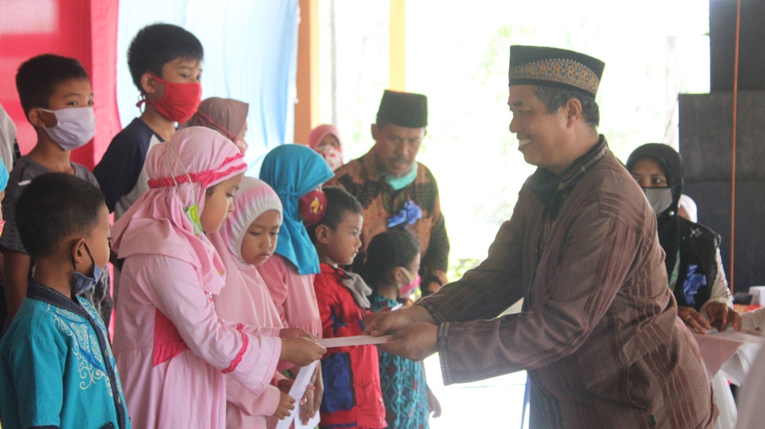 Pemberian Santunan Kepada Anak Yatim di Kecamatan Purwodadi