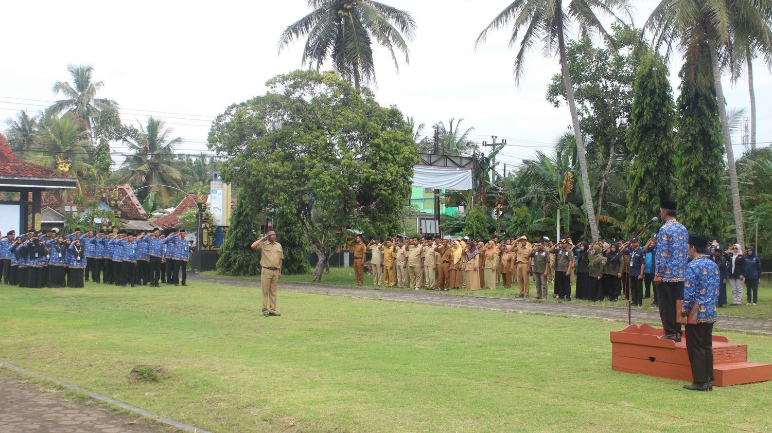 Upacara peringatan Hari Sumpah Pemuda (HSP) ke-97 Tingkat Kecamatan Purwodadi, Camat Purwodadi sebagai Inspektur Upacara