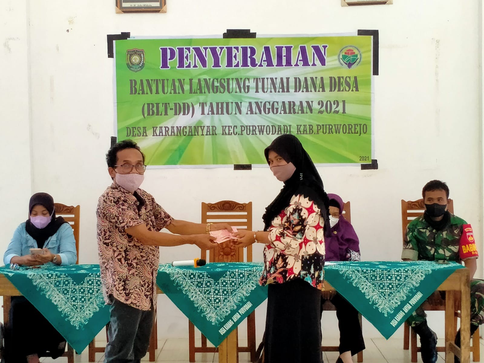 Penyaluran BLT DD Bulan XII Tahun 2021 di Balai Desa Karanganyar Kecamatan Purwodadi