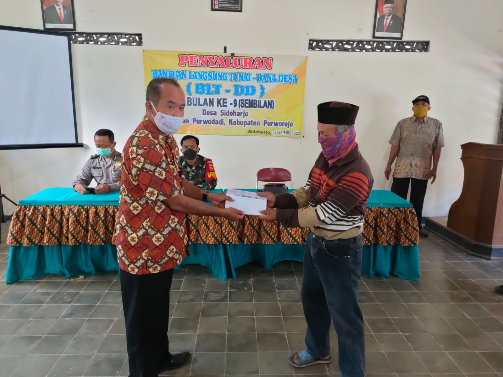 Penyaluran BLT DD Bulan IX Tahun 2021 di Balai Desa Sidoharjo Kecamatan Purwodadi 