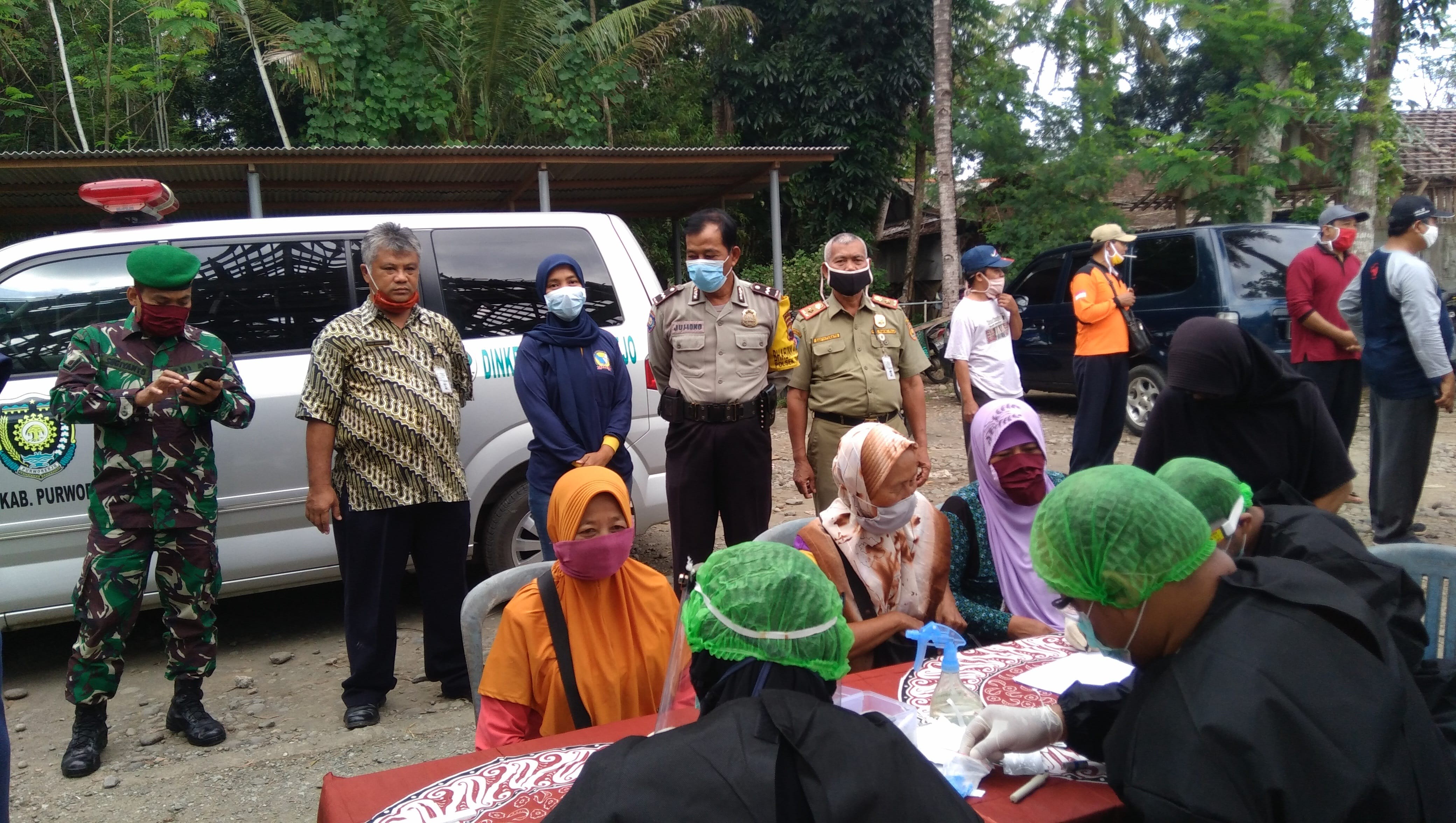 Pelaksanaan Rapid Test Covid-19 di Pasar Geparang Kecamatan Purwodadi