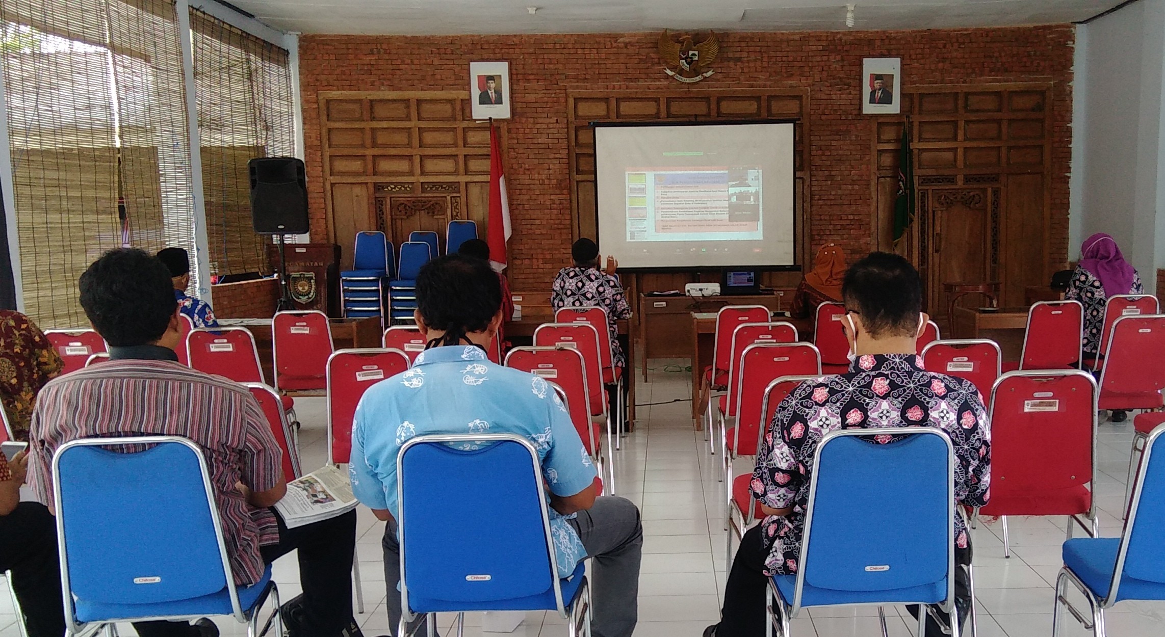 Mengikuti Rapat Koordinasi Implementasi Siskeudes dalam Rangka Pelaksanaan PPKM Skala Mikro bagi Desa di Pendopo Kecamatan Purwodadi