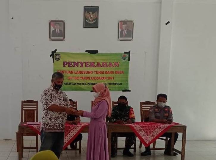 Penyaluran BLT DD Bulan VI Tahun 2021 di Balai Desa Karanganyar Kecamatan Purwodadi