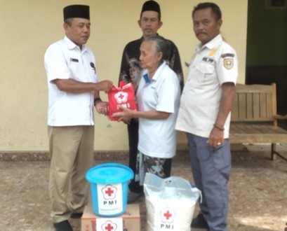 Pemberian Bantuan dari PMI Kabupaten Purworejo Kepada Warga Terdampak Musibah di Desa Banjarsari Kecamatan Purwodadi