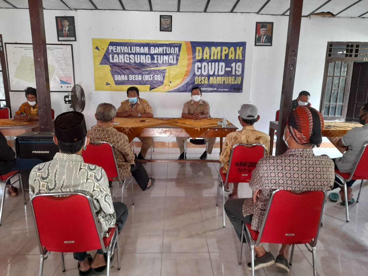 Penyaluran BLT DD Bulan VI Tahun 2021 di Balai Desa Nampurejo Kecamatan Purwodadi