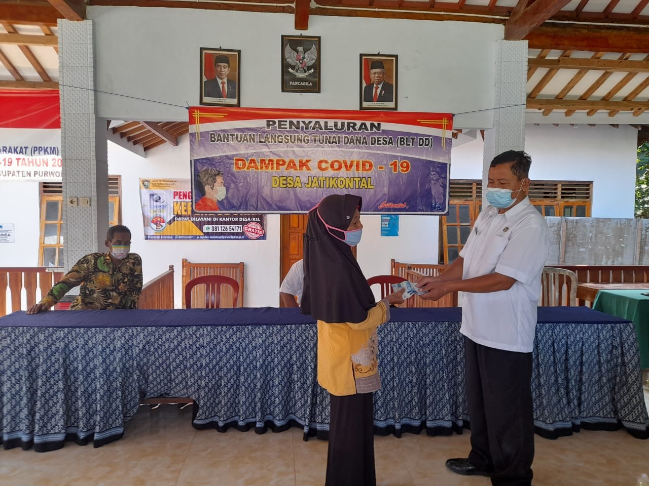 Penyaluran BLT DD Bulan III Tahun 2021 di Balai Desa Jatikontal Kecamatan Purwodadi 