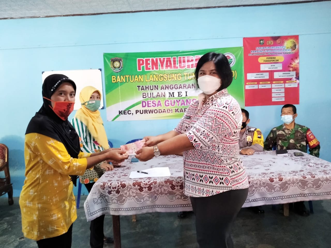 Penyaluran BLT DD Bulan V Tahun 2021 di Balai Desa Guyangan Kecamatan Purwodadi 