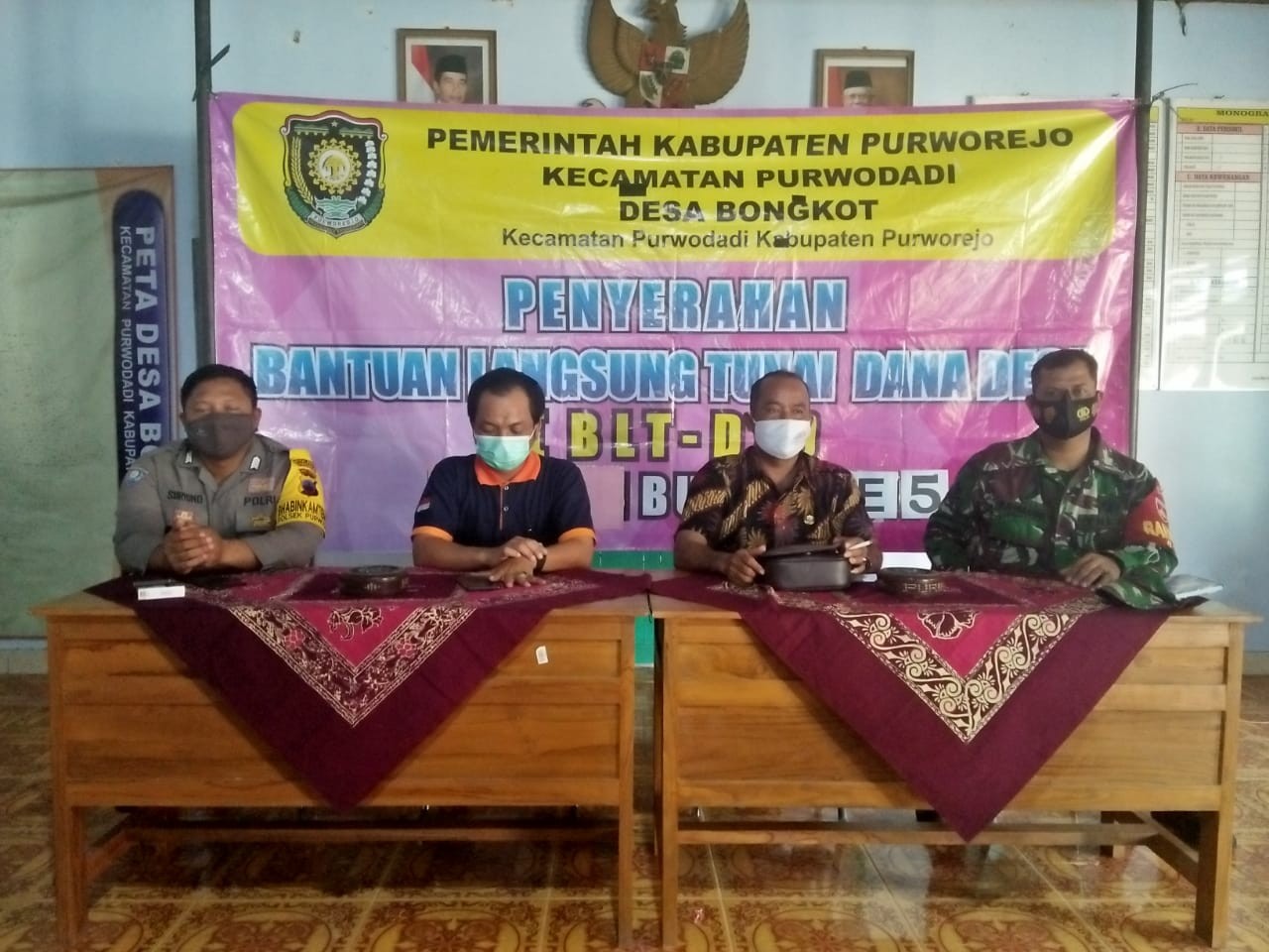Penyaluran BLT DD Bulan V Tahun 2021 di Balai Desa Bongkot Kecamatan Purwodadi