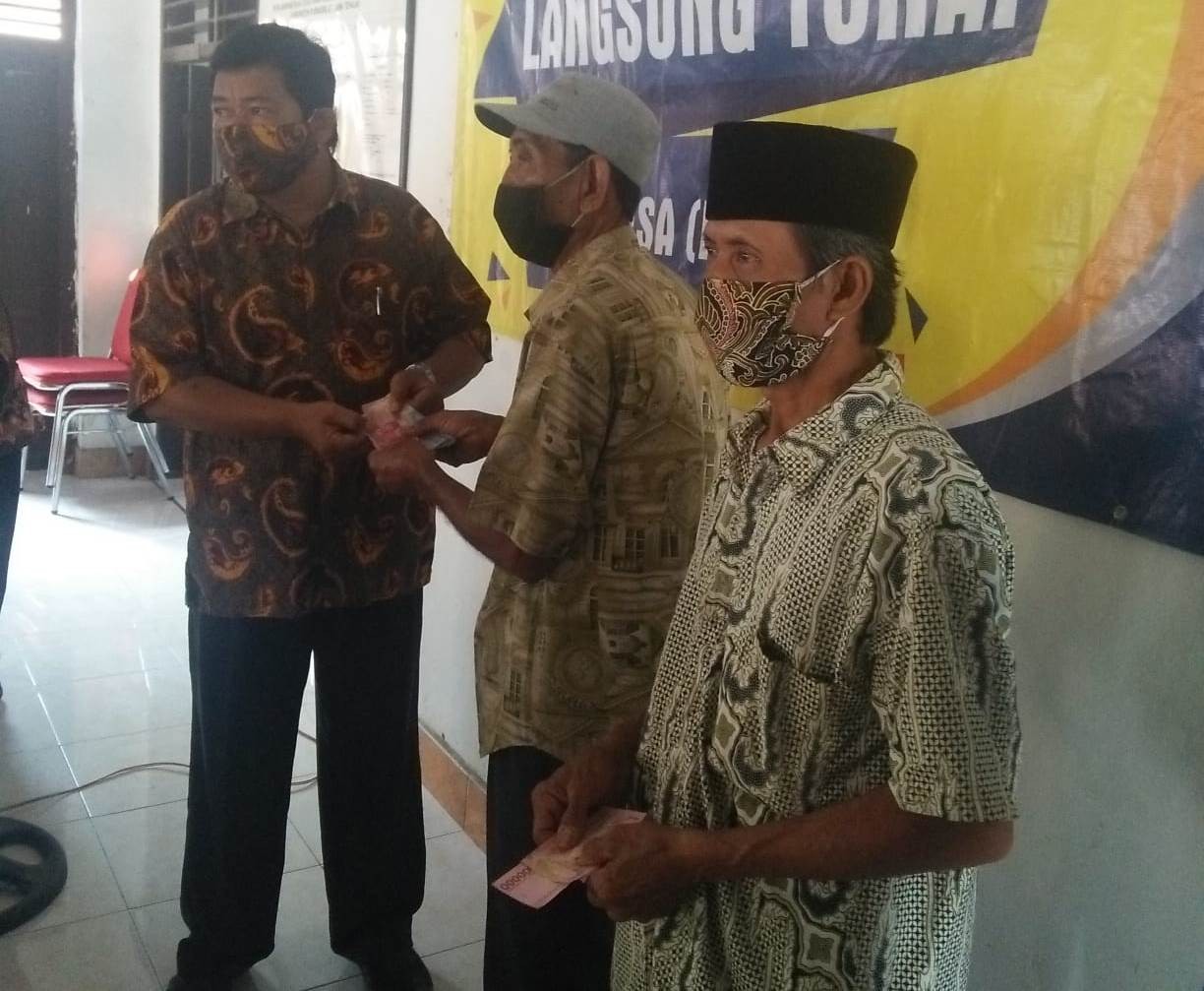 Penyaluran BLT DD Bulan V Tahun 2021 di Balai Desa Nampurejo Kecamatan Purwodadi 