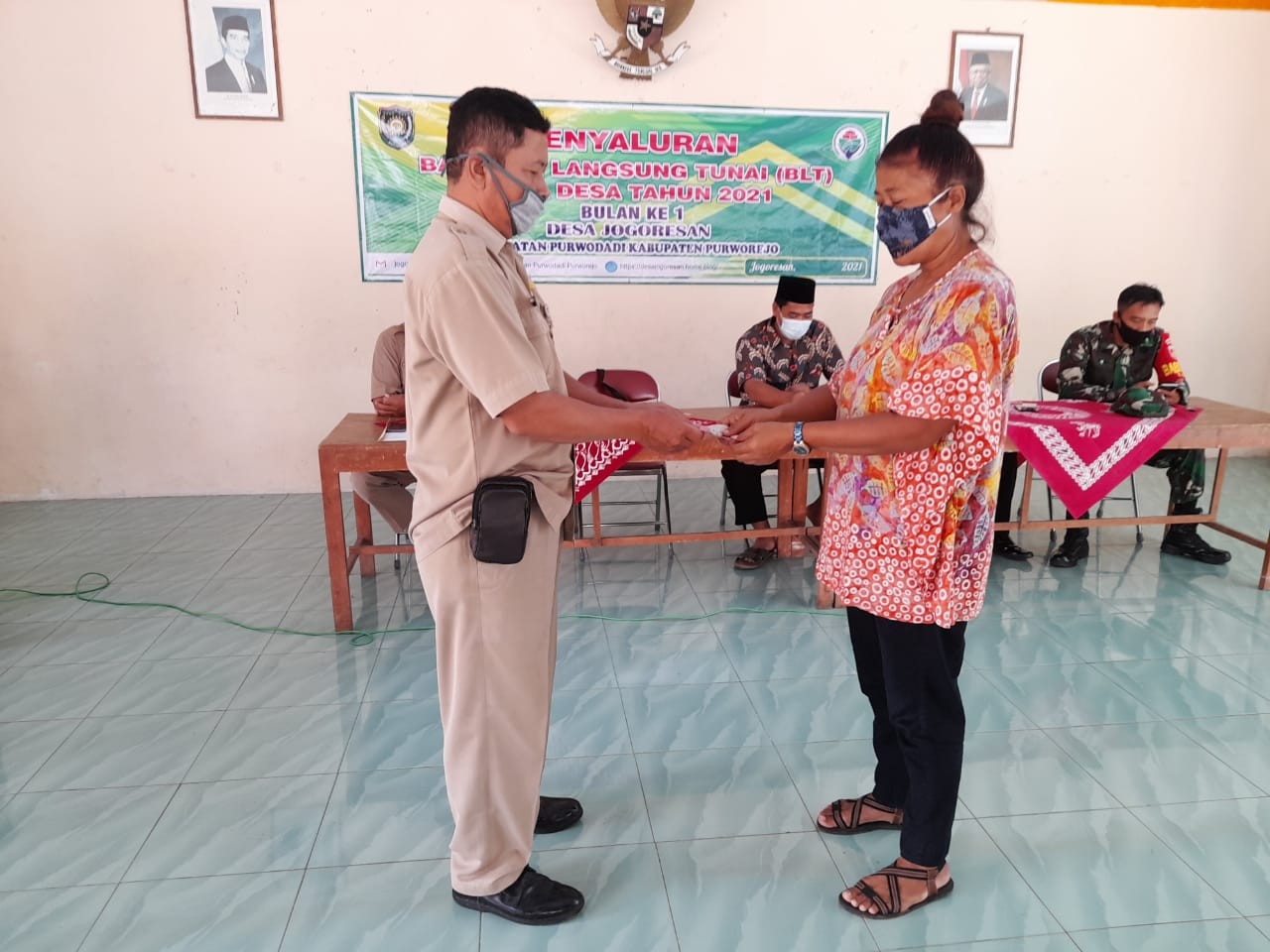 Penyaluran BLT DD Tahap I Tahun 2021 di Balai Desa Jogoresan Kecamatan Purwodadi