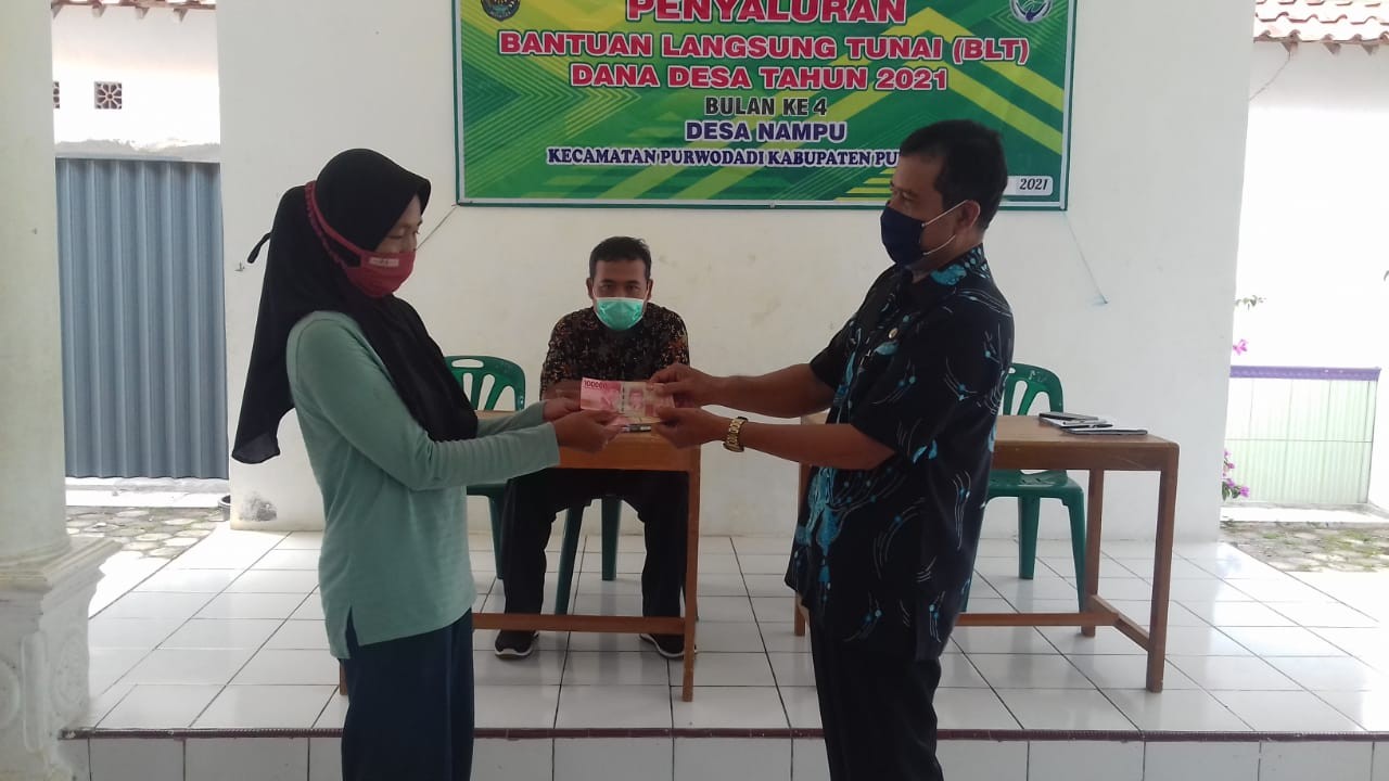 Penyaluran BLT DD Bulan IV Tahun 2021 di Balai Desa Nampu Kecamatan Purwodadi