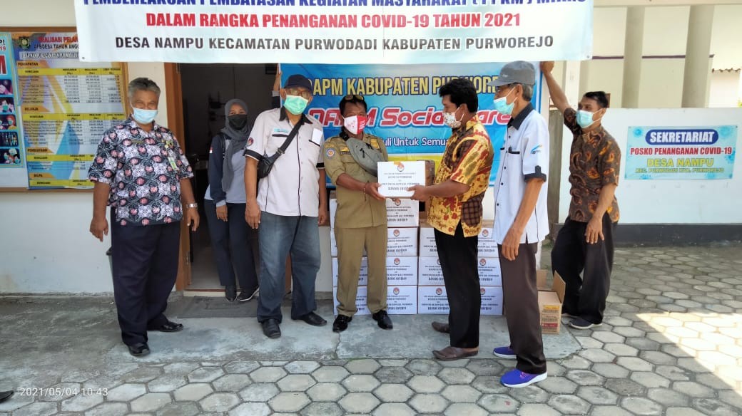 Pemberian Bantuan Kepada Warga Terdampak Covid-19 di Desa Nampu Kecamatan Purwodadi