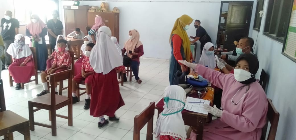 Vaksinasi Covid-19 Bagi Anak Sekolah di SDN Karangsari Kecamatan Purwodadi