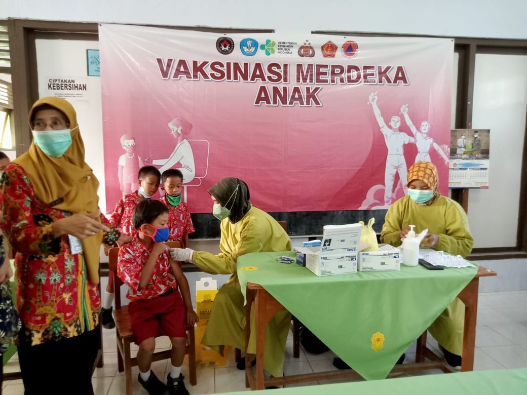 Vaksinasi Covid-19 Bagi Anak Sekolah di SDN Kesugihan Kecamatan Purwodadi