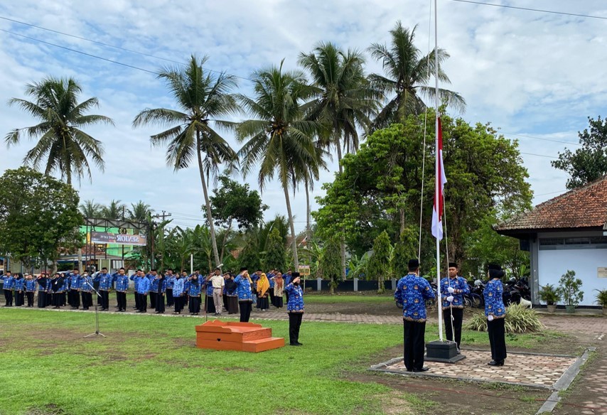 Upacara Hari KORPRI Ke-52 Tahun 2023 di Halaman Kantor Kecamatan Purwodadi