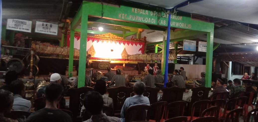 Menghadiri Pertunjukan Wayang Kulit di Balai Desa Jenarlor Kecamatan Purwodadi