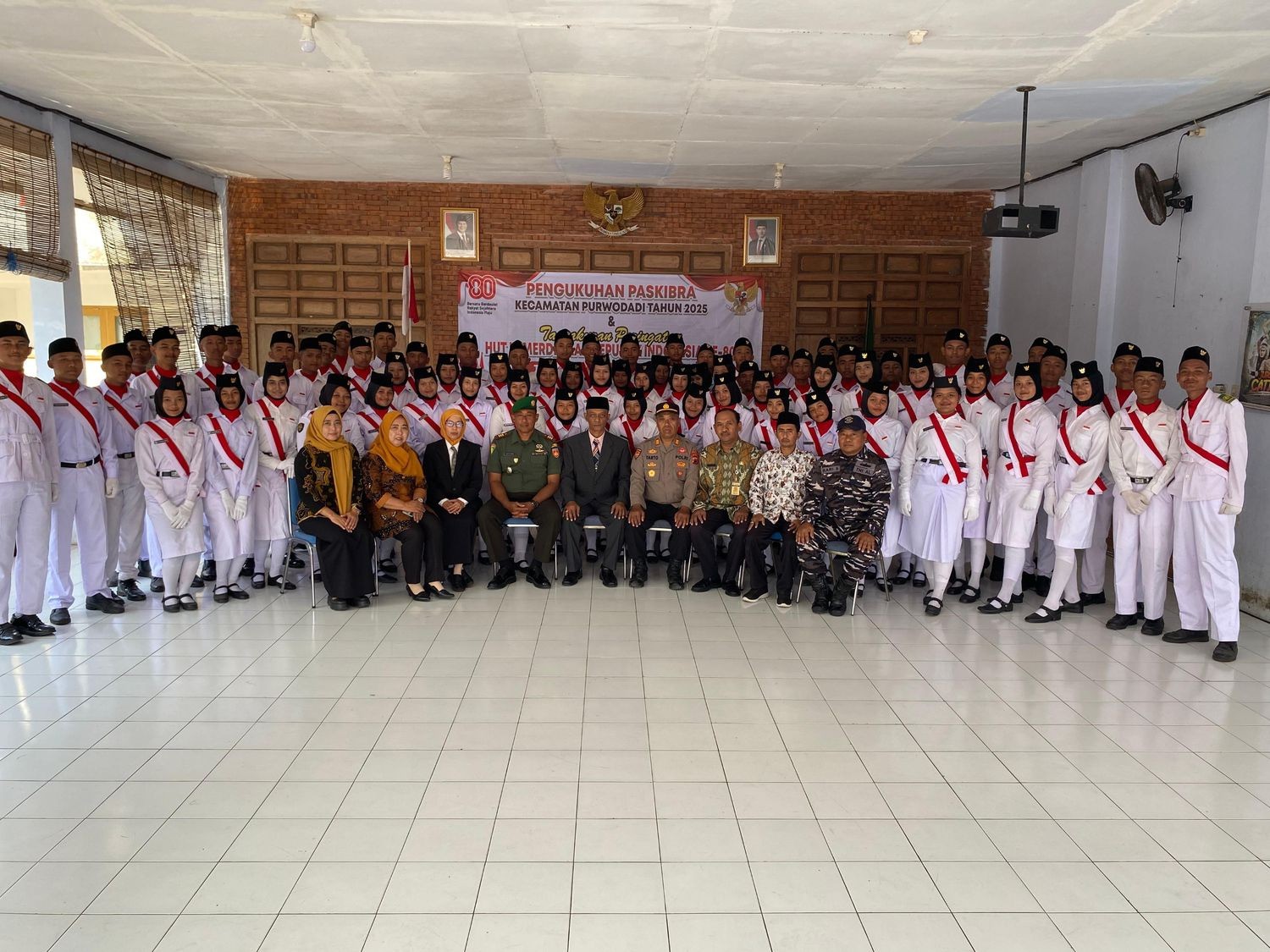 Pengukuhan Paskibra Kecamatan Purwodadi Tahun 2025, Pembina Upacara Sematkan Lencana Merah Putih Garuda kepada Perwakilan Paskibra secara simbolis