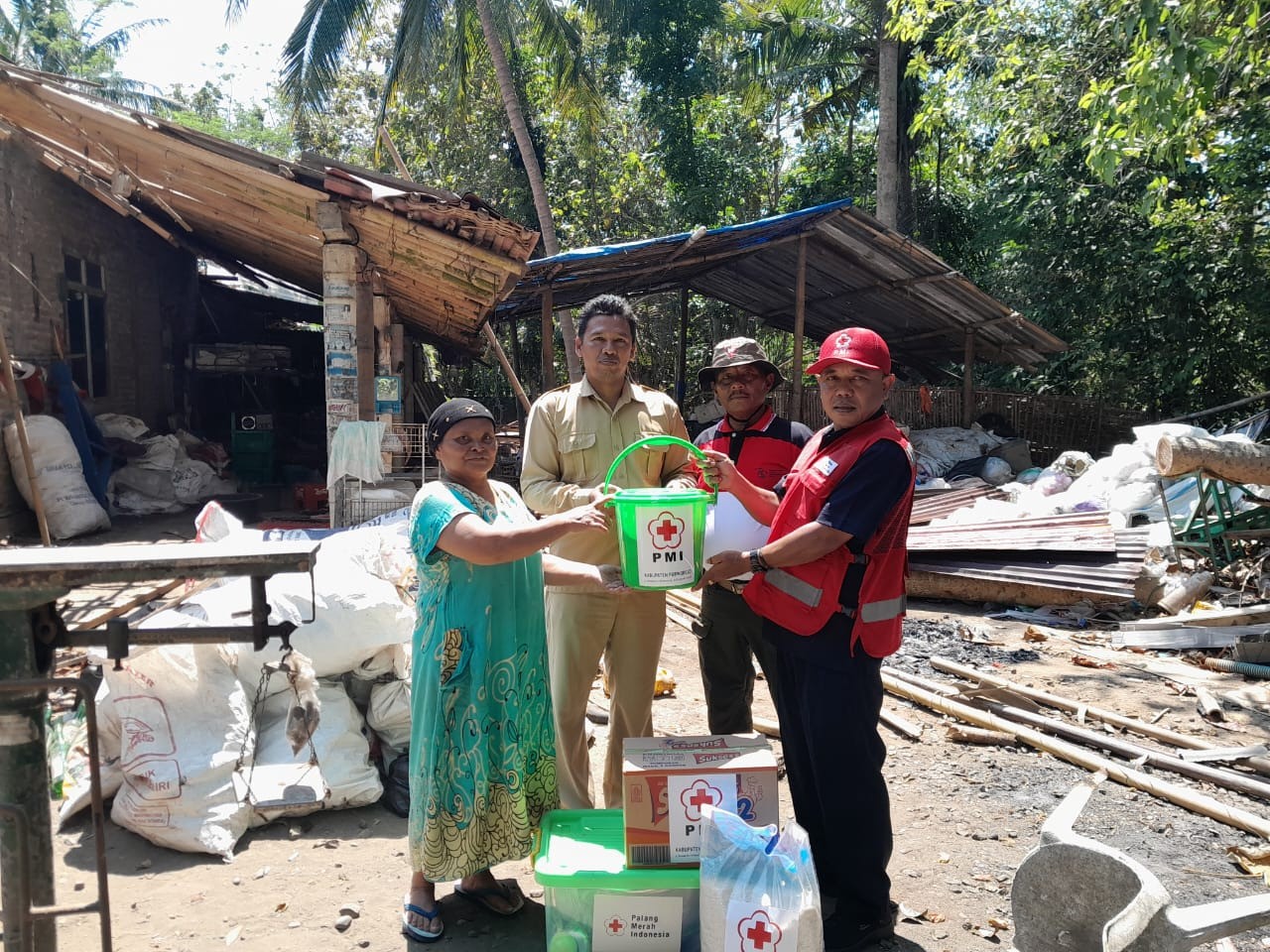 Bantuan Sosial  untuk warga desa Kebonsari yang terdampak bencana