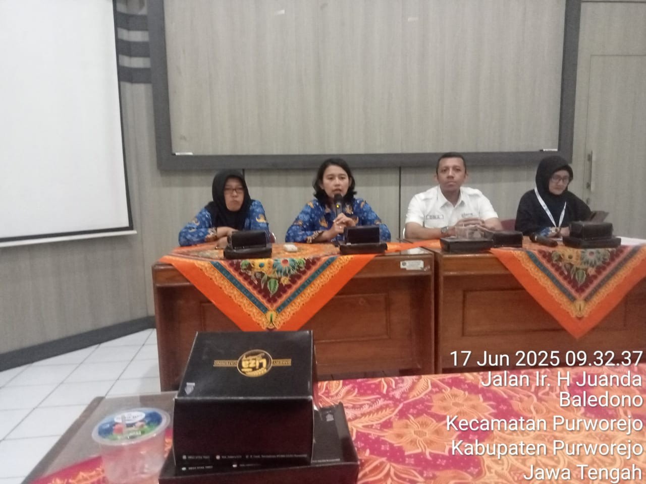 Penyerahan SK Penetapan Penerima Bantuan Iuran BPJS Ketenagakerjaan dan Kartu BPJS Ketenagakerjaan 