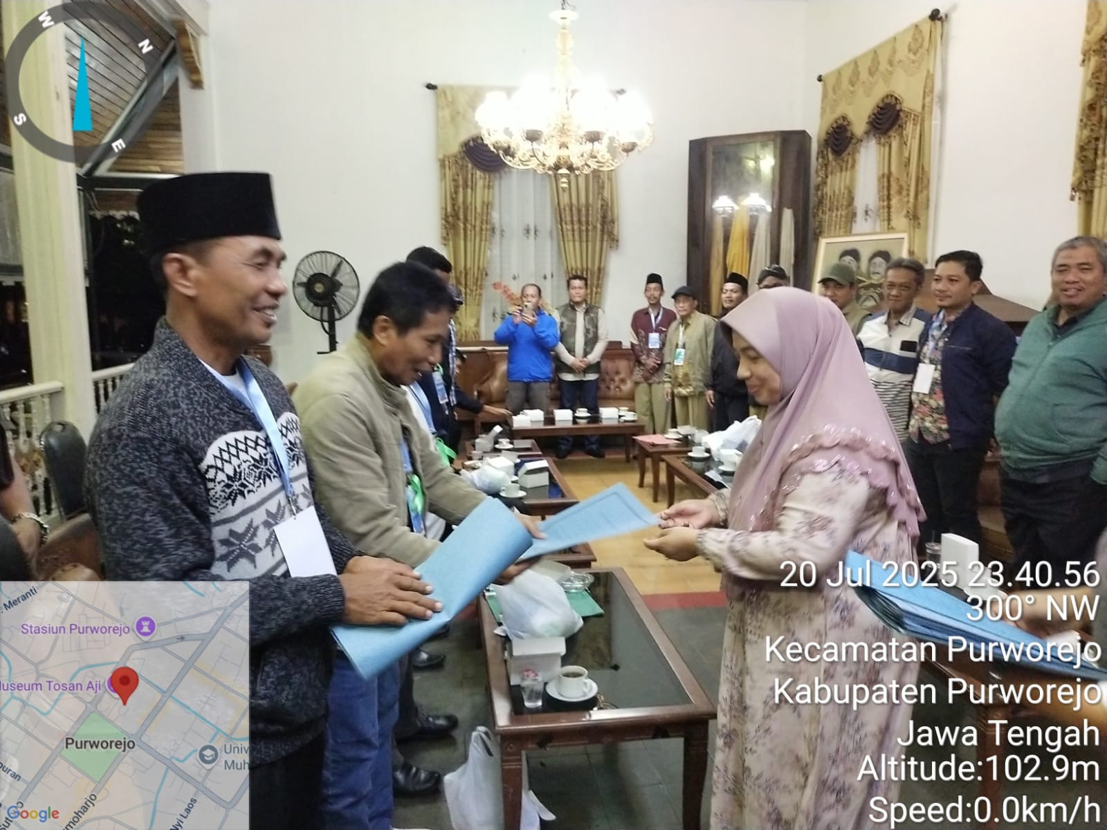 Bupati dan wakil Bupati serahkan bantuan akomodasi dalam rangka menghadiri peluncuran Koperasi Desa Merah Putih,Camat Purwodadi turut hadir