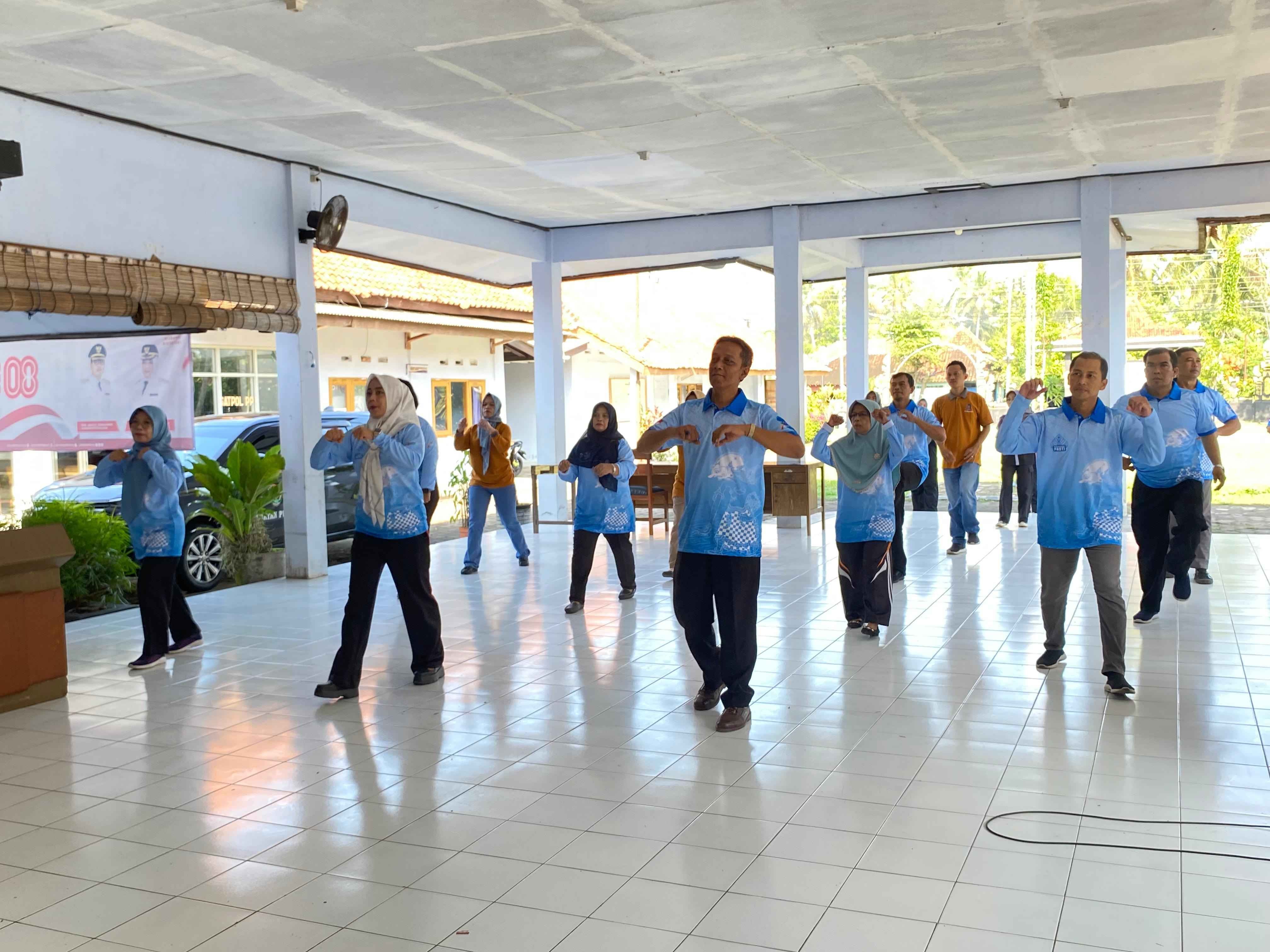 Kegiatan Senam Bersama Camat Purwodadi dengan Para Pegawai ASN, Jalin Kebersamaan 