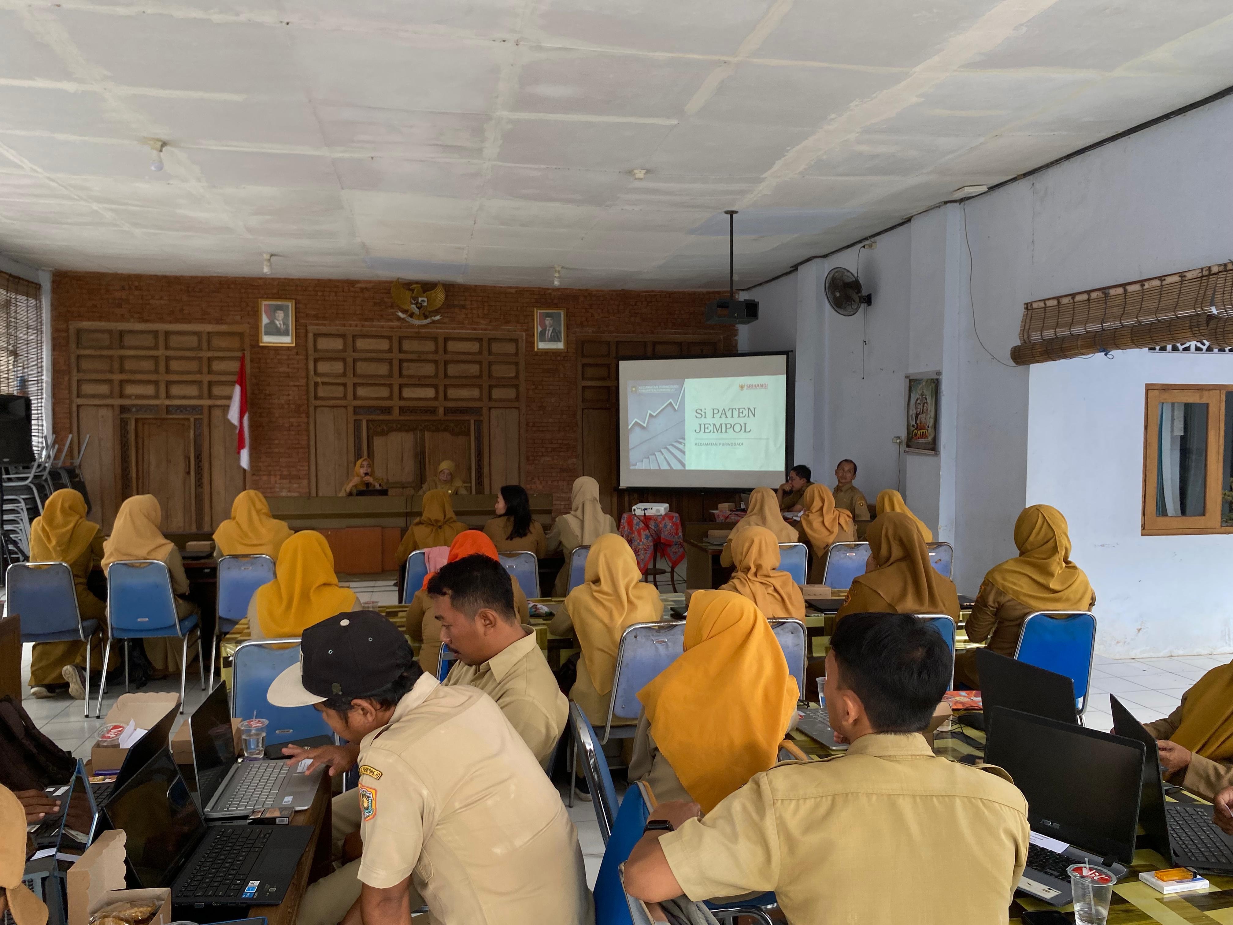 Sossialisasi Aplikasi SRIKANDI dan SI PATEN JEMPOL di Pendopo Kecamatan Purwodadi, Operator Srikandi Desa hadir