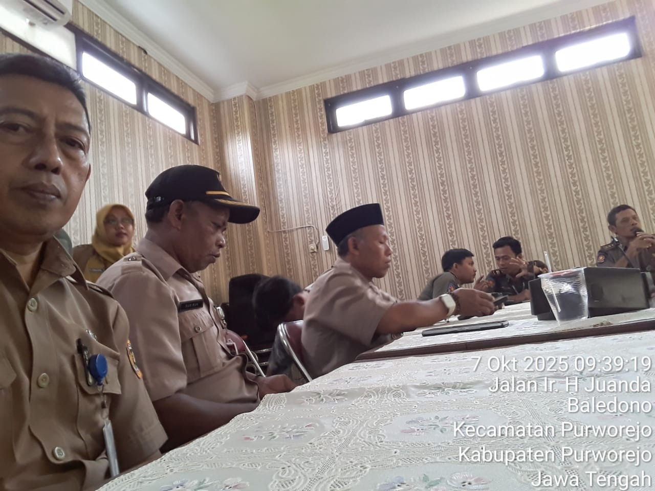 Sosialisasi penggunaan aplikasi E SIMLINMAS Kemendagri,KASI PU dan Trantib Kecamatan Purwodadi hadir