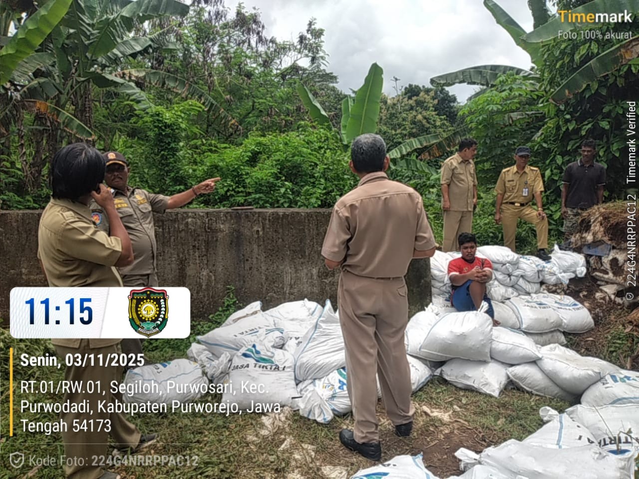  Monitoring Lokasi Pemasangan Sandbag di Dusun Segelo RT03 RW 01 Desa Purwosari