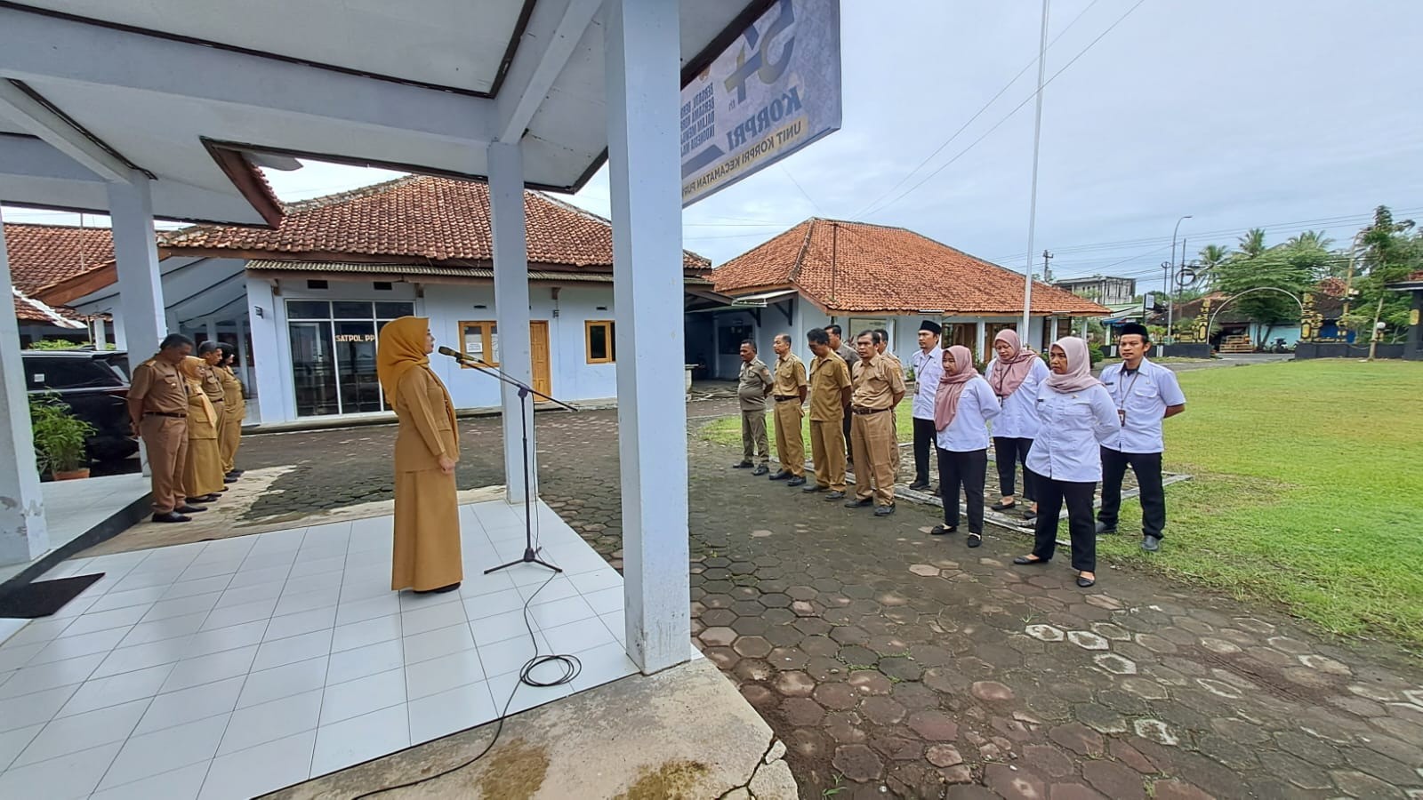 Pelaksanaan Apel Pagi ASN dan PPPK Kecamatan Purwodadi, Sekcam Purwodadi sebagai Pembina Apel