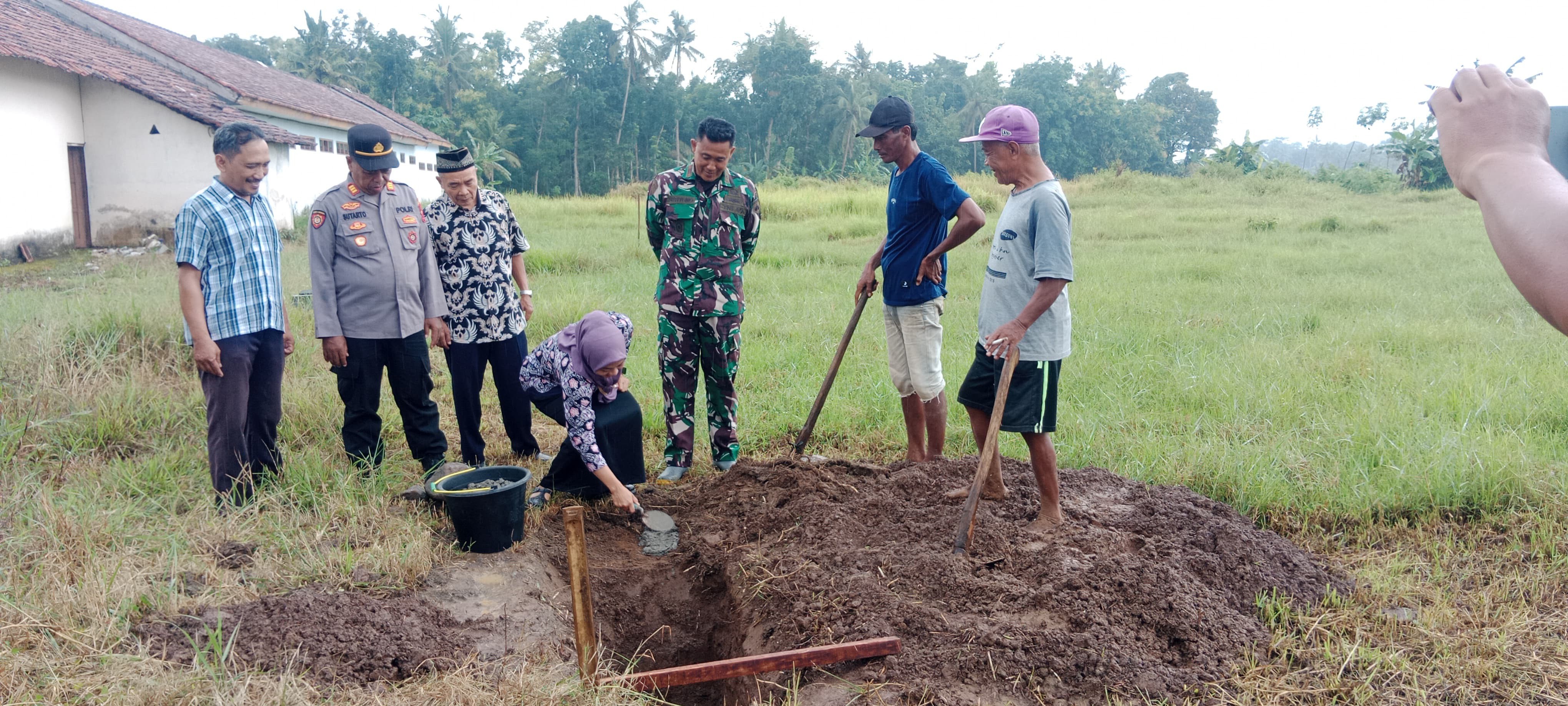 Peletakan Batu Pertama Pendirian Gerai Koperasi Desa  Merah Putih di Desa Karangmulyo, Sekcam Purwodadi hadir