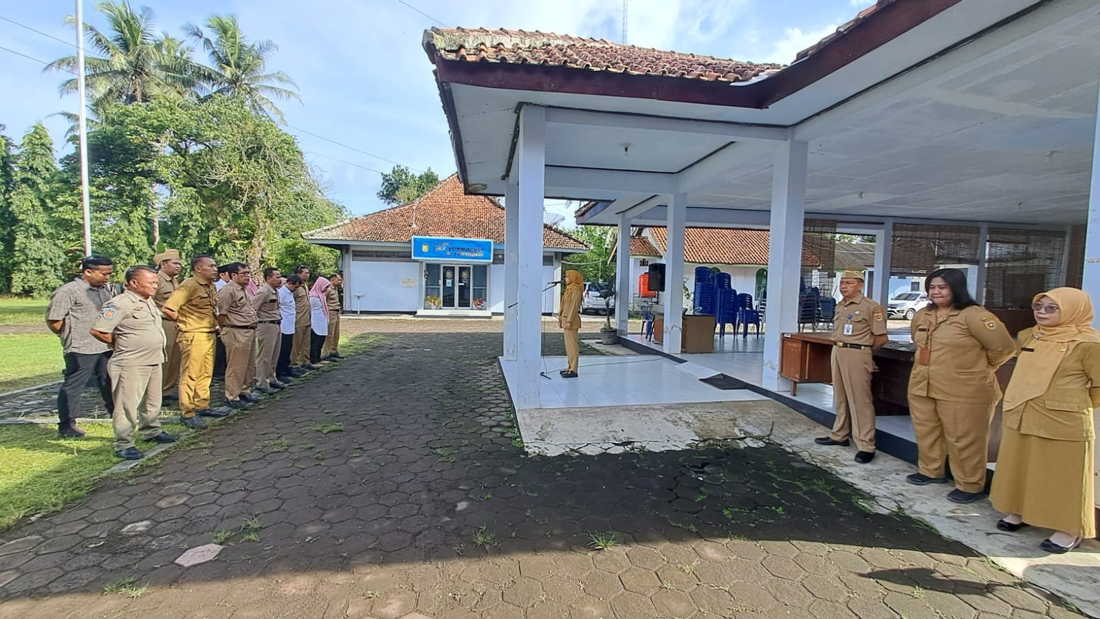 Apel Pagi bersama Pegawai ASN dan PPPK Kecamatan Purwodadi, Sekcam Purwodadi sebagai Pembina Apel