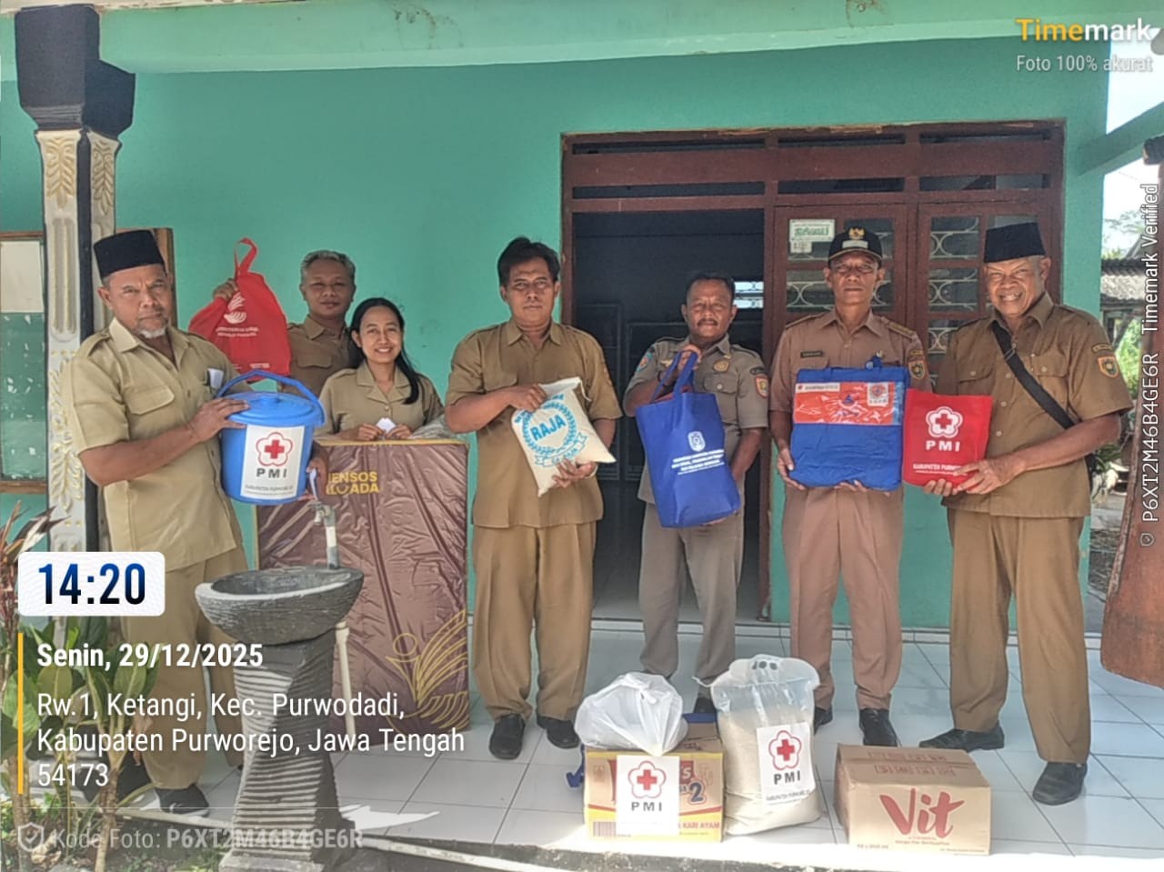 Penyerahan  Bantuan Logistik Kebutuhan sehari – hari Untuk warga Desa Ketangi, Camat Purwodadi berkenan secara langsung menyerahkan bantuan