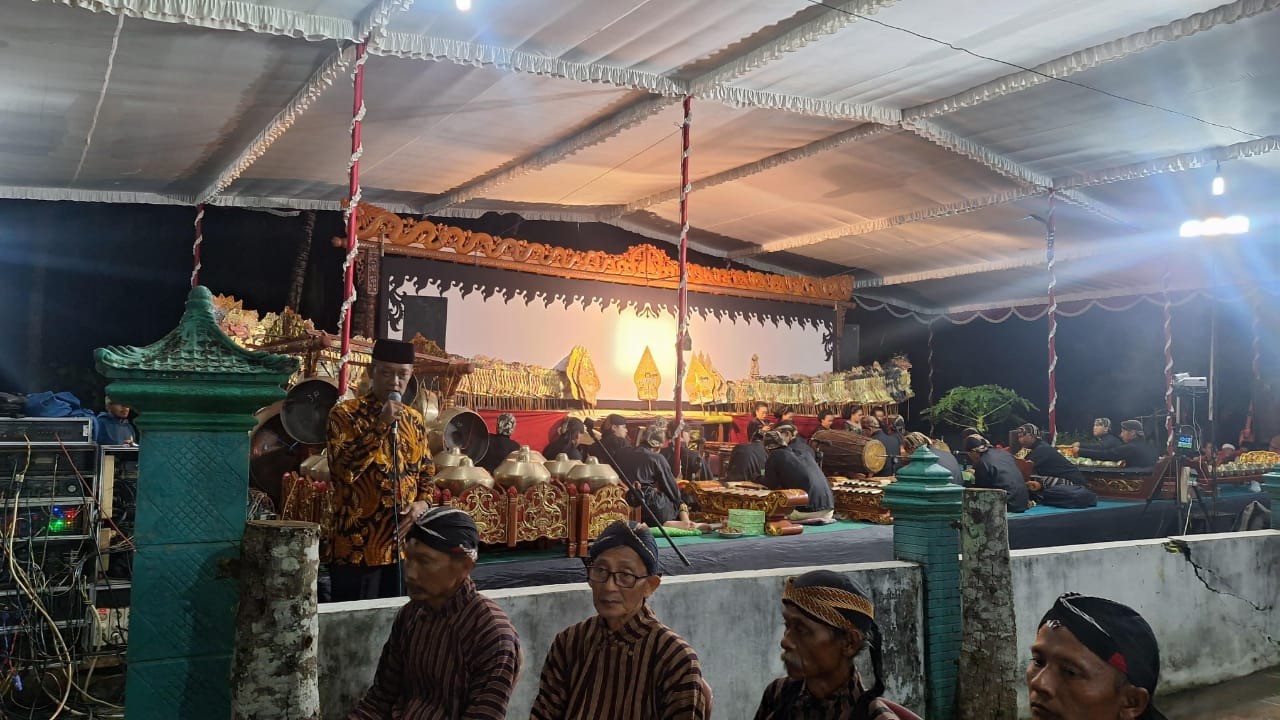 Camat Purwodadi Menghadiri  Pagelaran  Wayang Dalam Rangka Merti Desa Jenarlor Kecamatan Purwodadi