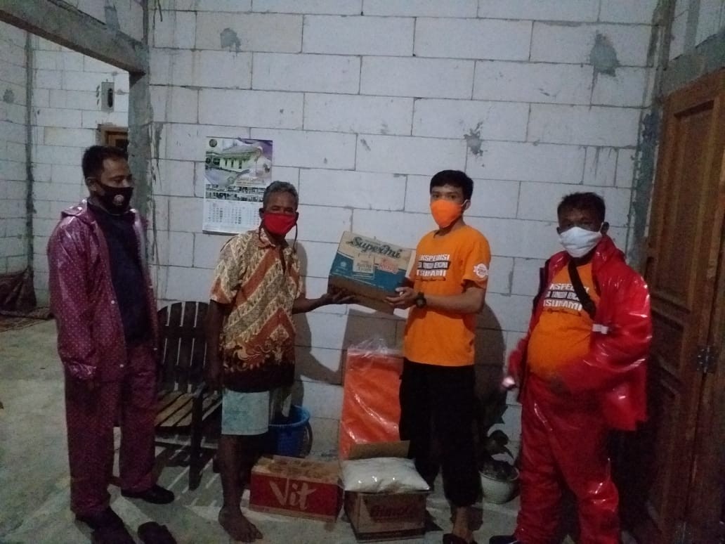 Pemberian Bantuan Kepada Warga Terdampak Musibah Pohon Tumbang di Desa Gesing Kecamatan Purwodadi