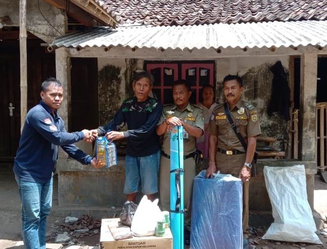 Penyerahan Bantuan Logistik dari DINSOSDUKKBPPA dan PMI Kabupaten Purworejo untuk Korban Tertimpa Pohon Kelapa di Desa Jenar Wetan